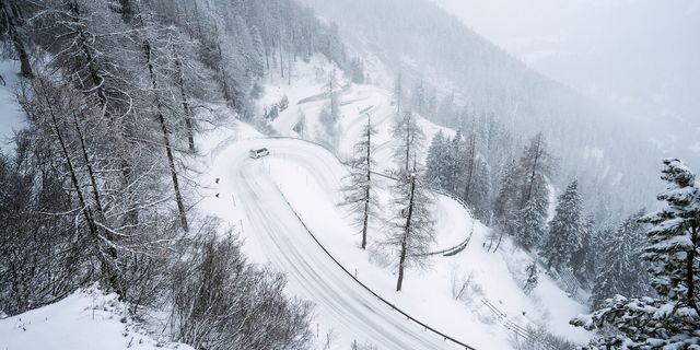 Camper auf verschneiter Straße