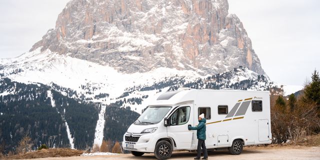 Ein Mooveo Off Wohnmobil steht vor den Dolomiten