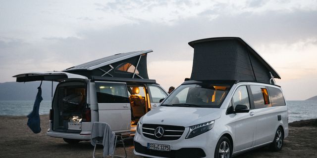 Ein Mercedes Marco Polo Van und ein VW California Ocean Van stehen am Meer beim Überwintern in Spanien.