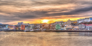 Stadt an der Küste Norwegens bei Sonnenuntergang