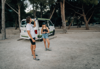 Vater und Tochter unterwegs mit dem Camper - taking a break