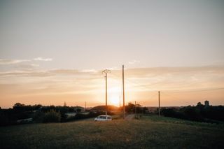 Camper fährt durch den Sonnenuntergang