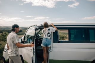 Pärchen genießt Aussicht im Camper