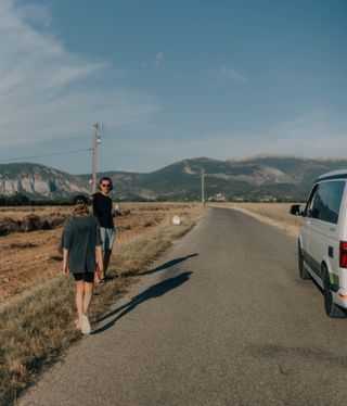 Vater und Tochter mit dem VW T6.1 California Ocean on the road