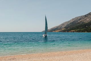 Ein Segelboot im Meer vor Zlatni Rat.