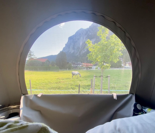 Ausblick vom Camper Dachzelt in die Berge