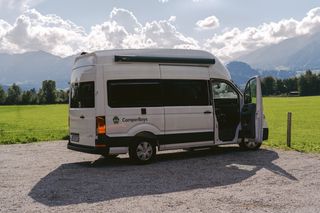 Ein CamperBoys Camper steht vor einer Bergkulisse.