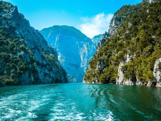 Der Kolman-Stausee. Beim Camping in Albanien ein echtes Highlight.