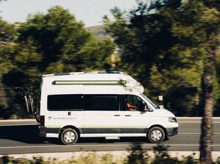 VW Grand California fährt auf Straße