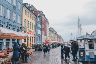 Straßen von Kopenhagen mit bunten Häusern und einem Essensstand