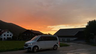 VW Ocean steht im Sonnenuntergang in einem Dorf in Südtirol