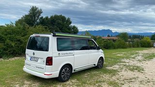 CamperBoys Camper steht in idyllischer Landschaft 