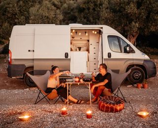 Jessi und Markus beim Abendessen vor ihrem Camper.