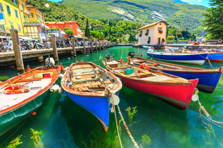 Viele kleine bunte Boote am Gardasee