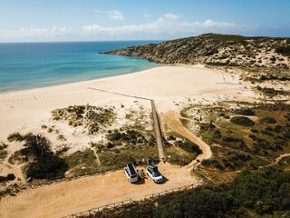 Das Meer, Strand und zwei Camper aus Vogelperspektive.