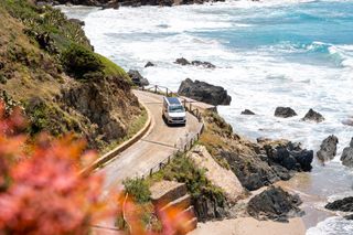 VW California Ocean auf Küstenstraße