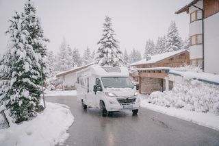 Wohnmobil fährt durch Berglandschaft