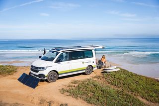 VW California Beach steht am Strand