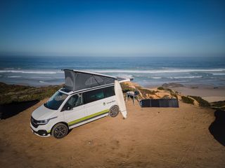 VW California Ocean steht an der Küste