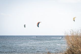 Das Meer und einige Windsurfer in der Ferne.