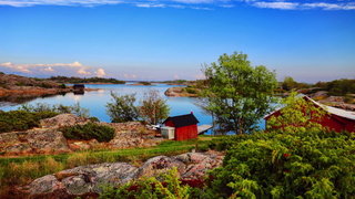 Ein typischer See in Finnland inmitten der Natur