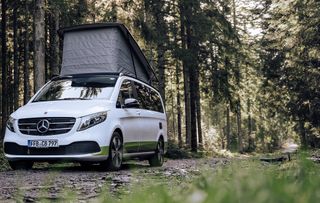 Mercedes Marco Polo steht im Wald