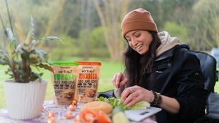 Nadine draußen beim Kochen Greenforce Produkten