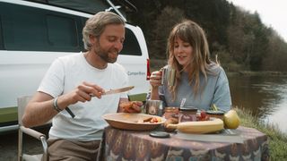 Basti und Melli draußen an gedecktem Tick beim Essen 