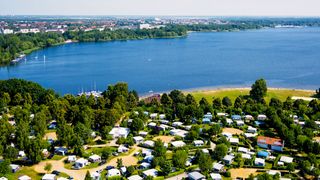 Camping im Lausitzer Seenland: Campingplatz mit kleine Anlegestelle