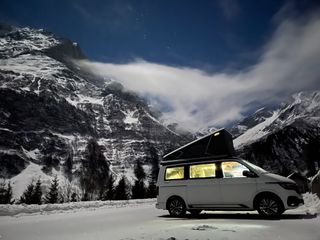 Ganz gemütlich im Camper oder Wohnwagen auf dem Campingplatz oder Camp: Mit der Familie einen ruhigen Jahreswechsel verbringen.