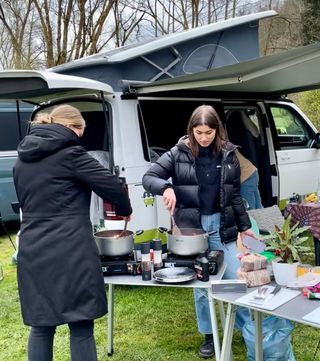 Catja und Amelie draußen beim Kochen vor CamperBoys Camper