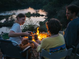 Freunde beim Camping am Lagerfeuer