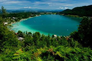 Der Klopeiner See im Sonnenlicht mit zahlreichen Anlegestellen