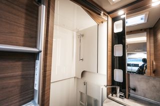 Tourer van wet room: sink, toilet and fold-out shower