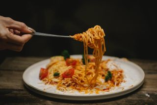 Spaghetti auf eine Gabel gewickelt.