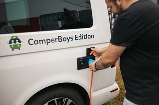 Tim (Process Manager) und ein CamperBoys Camper. 