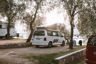 Camper steht auf einem Campingplatz