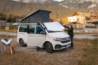 Thermomatten werden auf VW T6.1 California Beach Ocean montiert