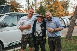 CamperBoys-Mitarbeitende gemeinsam auf dem Oktoberfest.