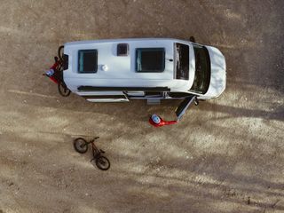 VW Grand California von oben mit Mountainbikern.