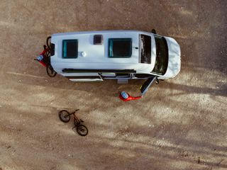 VW Grand California in Bikepark mit Fahrrödern