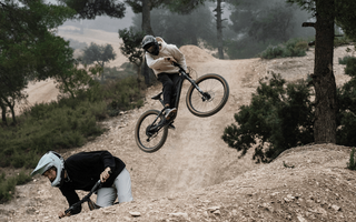 Zwei Mountainbiker im Bikepark.