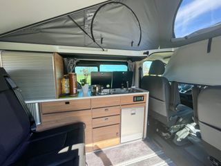 Mooveo Campervan 3XL: Innenraum mit Küchenzeile