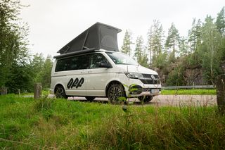 Ein Camper steht auf einer Wiese