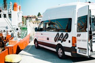 Ein Grand Cali 600 Camper steht auf dem Weg zum Camping Korsika am Hafen.