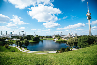 Der Olympiapark in München im Sommer