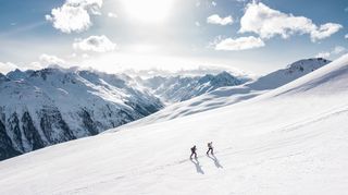 Zwei Wanderer im Winter.