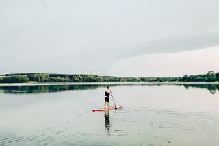 Ein Mann auf einem SUP in einem See.