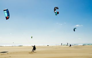 Kitesurfer, die am Strand üben