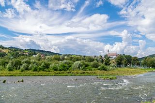 Flusslandschaft mit Schloss in Polen